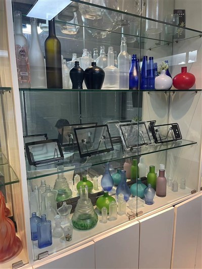 Glasflasche mit satinierter Oberfläche, Kosmetikflasche, Frostätzung, Gravur, individuelles Muster, Wein-Wisky-Flasche
